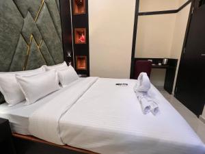 Postel nebo postele na pokoji v ubytování Hotel Sky Suite-Sahar Cargo And Intl Airport