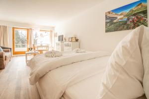 Postel nebo postele na pokoji v ubytování Rehwiesa Studio C04 by Arosa Stay