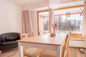 Posezení v ubytování Rehwiesa Studio C04 by Arosa Stay
