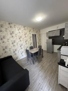 una cucina e una sala da pranzo con tavolo e sedie di Sun House a Quartu SantʼElena Altre 2 foto