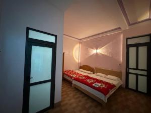 Postel nebo postele na pokoji v ubytování Tiến Minh Hotel cầu Pắc Ta + 9 fotografií