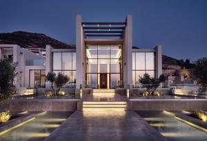 The Royal Senses Resort & Spa Crete, Curio Collection by Hilton内部或周边的泳池