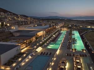 The Royal Senses Resort & Spa Crete, Curio Collection by Hilton内部或周边的泳池