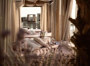 The Royal Senses Resort & Spa Crete, Curio Collection by Hilton客房内的一张或多张床位