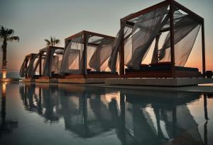 The Royal Senses Resort & Spa Crete, Curio Collection by Hilton内部或周边的泳池