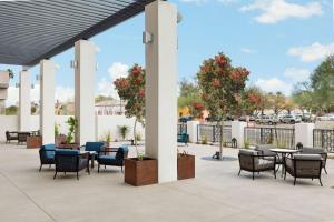 Doubletree By Hilton Tucson Downtown Convention Center的阳台或露台