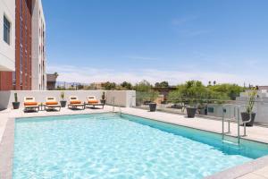 Doubletree By Hilton Tucson Downtown Convention Center内部或周边的泳池