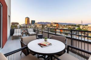 Doubletree By Hilton Tucson Downtown Convention Center的阳台或露台