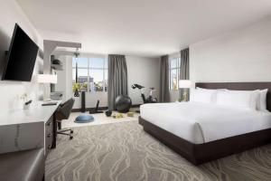 Doubletree By Hilton Tucson Downtown Convention Center客房内的一张或多张床位
