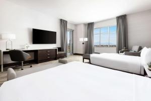 Doubletree By Hilton Tucson Downtown Convention Center的电视和/或娱乐中心