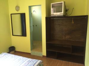 una camera da letto con televisore sopra un comò di Hotel Oxford a Città del Messico