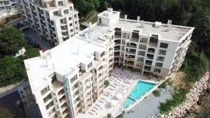 widok z lotu ptaka na budynek z basenem w obiekcie Kabakum Plaza Beachfront flats w Warnie