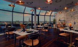 Restaurace v ubytování Wasserturm Hotel Cologne, Curio Collection by Hilton + 37 fotografií