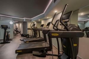 Fitness centrum a/nebo fitness zařízení v ubytování Wasserturm Hotel Cologne, Curio Collection by Hilton