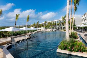 Bazén v ubytování Hilton Tulum Riviera Maya All-Inclusive Resort nebo v jeho okolí