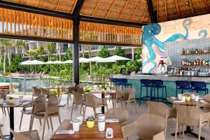 Bazén v ubytování Hilton Tulum Riviera Maya All-Inclusive Resort nebo v jeho okolí