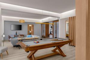 TV a/nebo společenská místnost v ubytování Hilton Tulum Riviera Maya All-Inclusive Resort