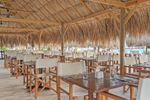 Mangrove Beach Corendon Curacao All-Inclusive Resort, Curio by Hilton餐廳或用餐的地方