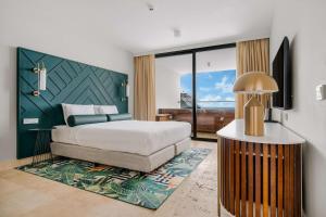 Mangrove Beach Corendon Curacao All-Inclusive Resort, Curio by Hilton房間的床