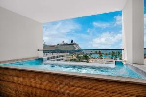 Mangrove Beach Corendon Curacao All-Inclusive Resort, Curio by Hilton游泳池或附近泳池