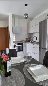 Kuchyň nebo kuchyňský kout v ubytování Apartmani I & J Šerić