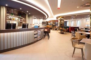 Hampton By Hilton Regensburg酒廊或酒吧区