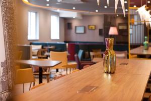 Hampton By Hilton Regensburg的休息区