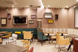 Hampton By Hilton Regensburg的休息区