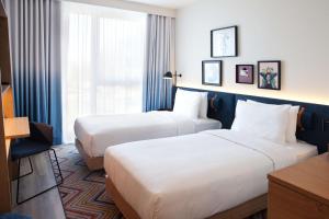 雷根斯堡Hampton By Hilton Regensburg的有两张床和一扇窗户的酒店房间