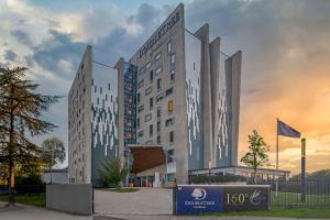 圣普列斯特DoubleTree by Hilton Lyon Eurexpo & Spa的 ⁇ 染一个有两幢高楼的酒店