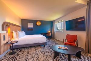 DoubleTree by Hilton Lyon Eurexpo & Spa客房内的一张或多张床位