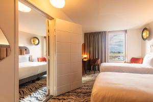 DoubleTree by Hilton Lyon Eurexpo & Spa客房内的一张或多张床位