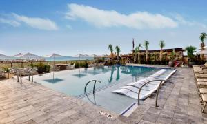 Embassy Suites By Hilton Virginia Beach Oceanfront Resort内部或周边的泳池
