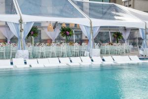 Embassy Suites By Hilton Virginia Beach Oceanfront Resort内部或周边的泳池