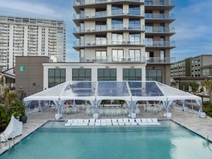 Embassy Suites By Hilton Virginia Beach Oceanfront Resort内部或周边的泳池