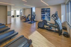 Embassy Suites By Hilton Virginia Beach Oceanfront Resort的健身中心和/或健身设施