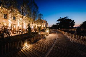 un bâtiment avec des lumières sur le côté d'une rue dans l'établissement Le Hameau Des Pesquiers Ecolodge & Spa, Curio Collection By Hilton, à Hyères 37 autres photos
