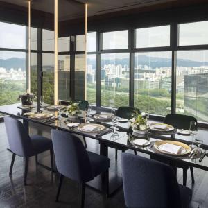 DoubleTree By Hilton Seoul Pangyo餐厅或其他用餐的地方