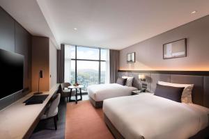 DoubleTree By Hilton Seoul Pangyo客房内的一张或多张床位