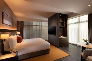 DoubleTree By Hilton Seoul Pangyo客房内的一张或多张床位