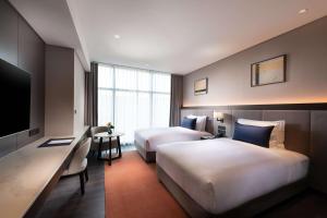 DoubleTree By Hilton Seoul Pangyo客房内的一张或多张床位