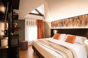 ein Schlafzimmer mit einem großen Bett in einem Zimmer in der Unterkunft Hotel Due Cime in Forni di Sopra