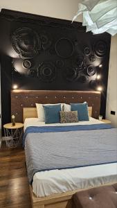 Posteľ alebo postele v izbe v ubytovaní Black Room Apartment