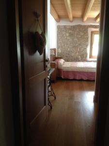 Drzwi do sypialni z łóżkiem w obiekcie Il Capriolo Felice - Agriturismo w mieście Lastebasse