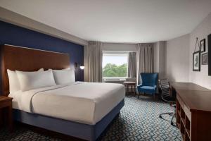 Кровать или кровати в номере Wyndham Grand Fallsview Hotel
