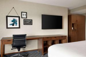 Телевизор и/или развлекательный центр в Wyndham Grand Fallsview Hotel