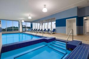 Бассейн в Wyndham Grand Fallsview Hotel или поблизости