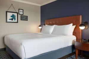 Кровать или кровати в номере Wyndham Grand Fallsview Hotel