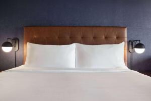 Кровать или кровати в номере Wyndham Grand Fallsview Hotel