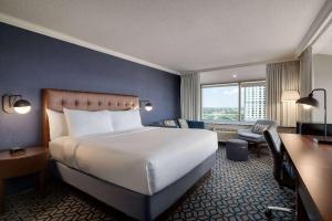 Кровать или кровати в номере Wyndham Grand Fallsview Hotel